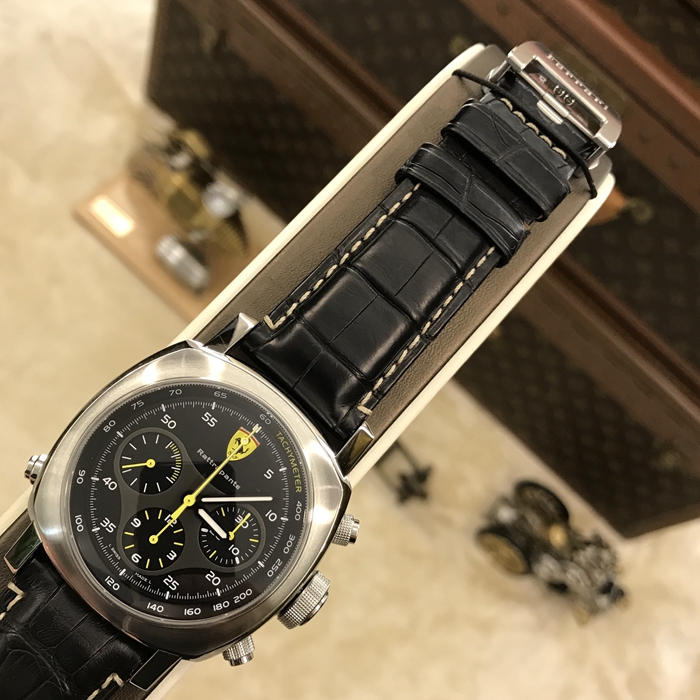 Panerai 沛纳海 法拉利纪念款，Fer00010。45毫米表径，精钢表壳，12点位置法拉利立马标志，计时双追针功能，自动上弦机械机芯。全球限量500只。 全套附件齐全。