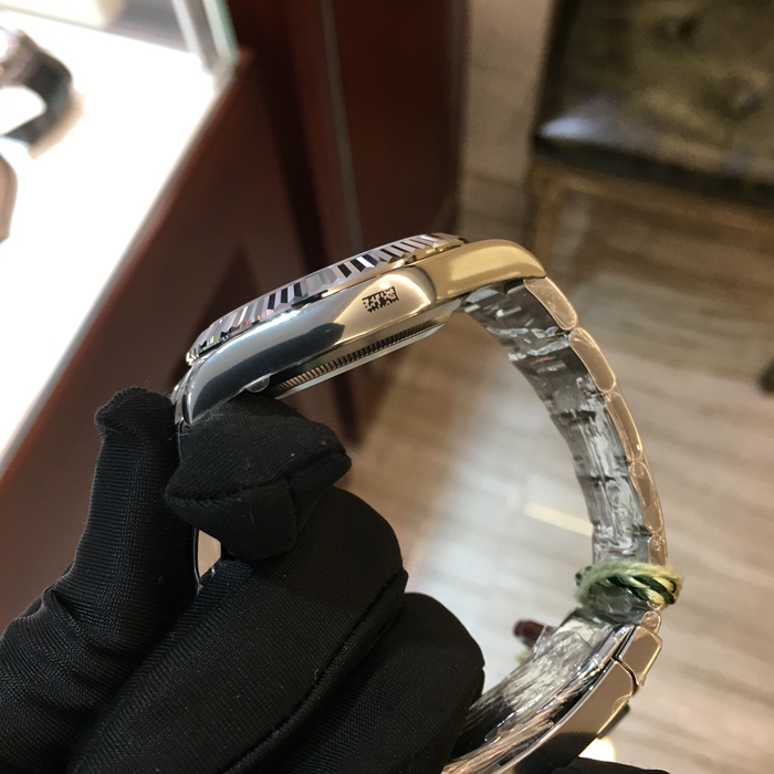 Rolex 劳力士 日志型系列，116334。41毫米表径，18K白金/精钢表壳，深蓝色面盘，罗马数字时标，3点位置日历显示，自产3136型自动上弦机械机芯，动力储备48小时。 未使用品全套附件齐全。