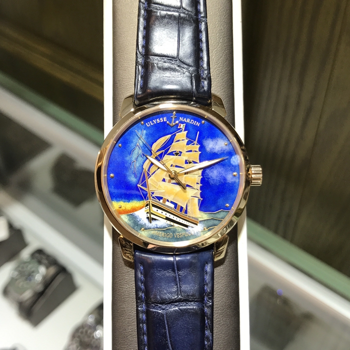 Ulysse Nardin 雅典 鎏金系列，8156-111-2/AV。40毫米表径，18K玫瑰金表壳，深蓝色面盘，掐丝珐琅彩战船，自动上弦机械机芯。专柜定价：358300元。 全套附件齐全。