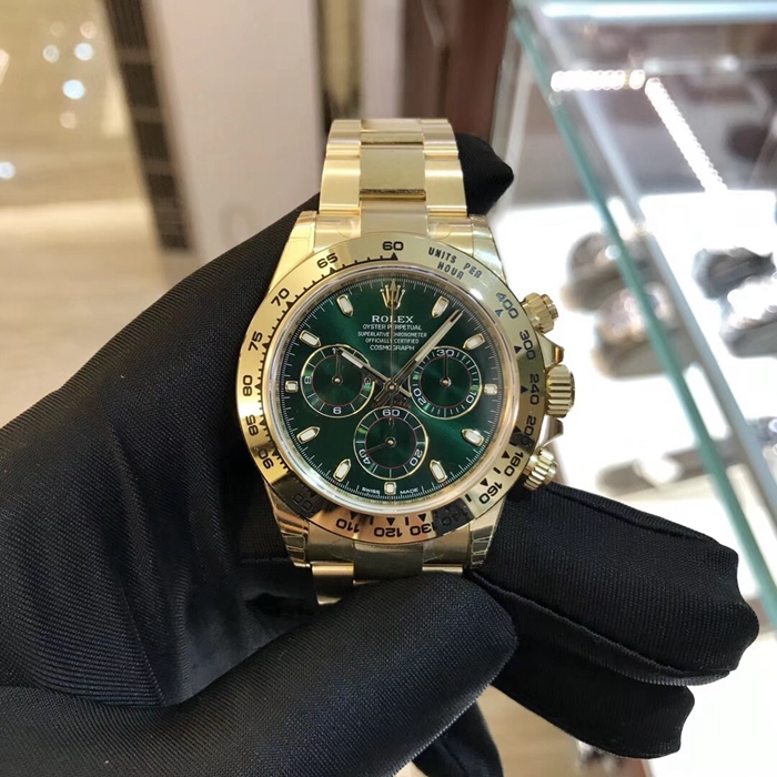 Rolex 劳力士 宇宙迪通拿系列，116508。40毫米表径，18K黄金表壳，绿色面盘，中央时、分及秒针；小秒针设于6点位置；通过中央指针使定时器精准至1/8秒，30分钟和12小时计时盘分别设于3点和9点位置；秒针暂停功能以准确调校时间，计时功能自动上弦机械机芯，动力储备72小时。专柜定价：256600元。 单表附保卡。