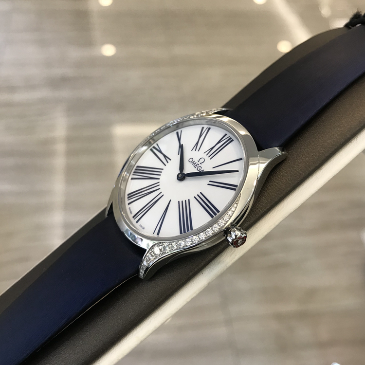 Omega 欧米茄 碟飞系列，428.17.36.60.04.001。36毫米表径，精钢原钻表壳，白色面盘，罗马数字时标，表冠上的花朵图案由5个欧米茄品牌标识交叠构成，以红色液态陶瓷打造，花蕊则镶有一颗璀璨的钻石，精致又独特，精准石英机芯。专柜定价：33100元。 未使用品全套附件齐全。