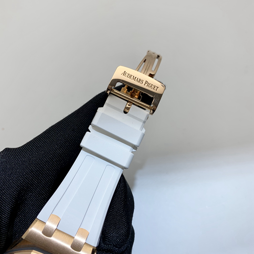 Audermars Piguet 爱彼 皇家橡树离岸型系列，26231OR.ZZ.D003CA.01。37毫米表径，18k玫瑰金?表壳，镶嵌32颗明亮形切割美钻，总重约 1.02克拉，银色表盘镌刻“Lady Tapisserie”格纹装饰，搭配灰钌色副表盘，灰钌色外表盘，玫瑰金荧光立体时标和皇家橡树指针，Cal.2385自动上弦机械机芯，动力储备40小时。专柜定价：341000元。