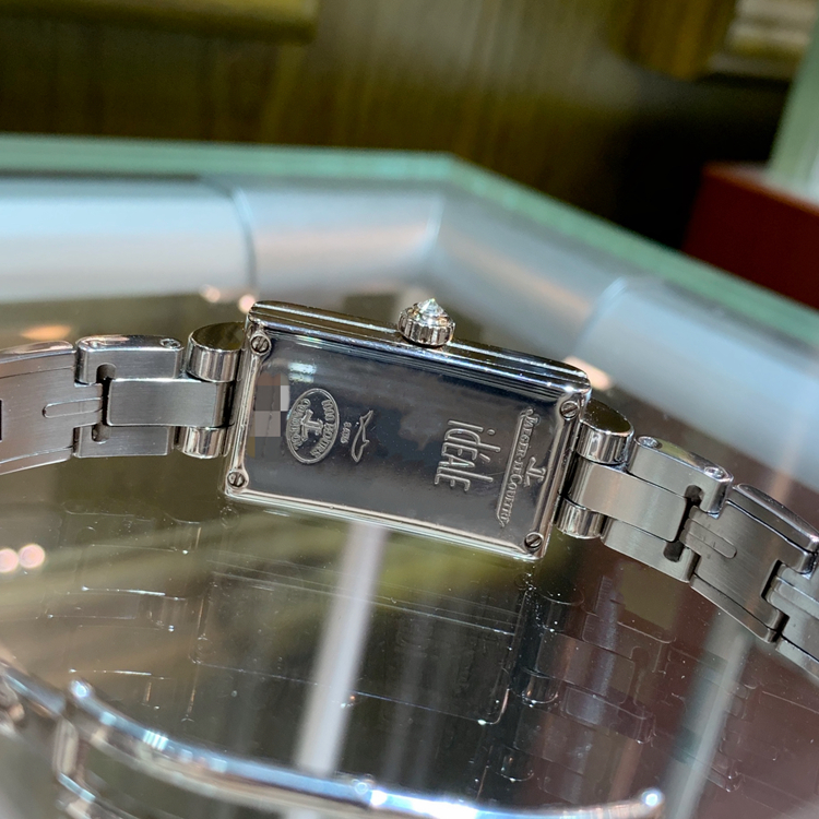Jaeger-LeCoultre 积家，30*17毫米表径，精钢原钻表壳，贝母面盘，手动上弦机械机芯。 单表无附件。