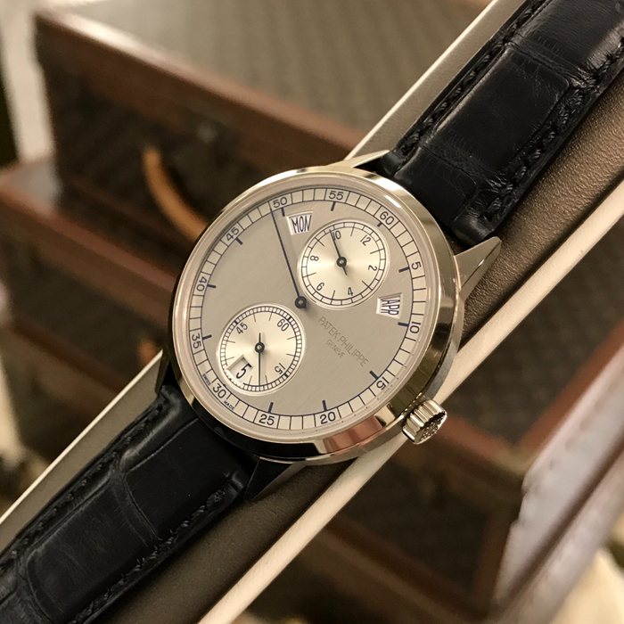 PATEK PHILIPPE 百达翡丽 复杂功能时计系列，5235G-001。40.5毫米表径，18K白金表壳，双色调银色表盘，经垂直缎纹磨砂处理，搭配蓝色转印刻度。中心大分针，年历、视窗式星期、日期和月份显示功能，31-260 REG QA自动上弦机械机芯，动力储备44小时。专柜定价：375800元。 单表附保卡。