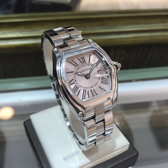 Cartier 卡地亚 跑车系列，W62017V3。37毫米表径，精钢表壳，粉色酒桶型面盘，罗马数字时标，3点位置日期显示，剑型指针，精准石英机芯。专柜定价：43900元。 单表无附件。