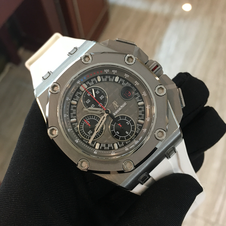 Audermars Piguet 爱彼 皇家橡树离岸型系列，26568IM.OO.A004CA.01。44毫米表径，钛金属 陶瓷合金表圈，深灰色表盘镌刻“Méga Tapisserie”超大格纹装饰，搭配黑色计时器、白金荧光立体时标和皇家橡树指针以及含测速仪刻度的深灰色内表圈。3点位置日期显示，计时功能，自产3126/3840自动上弦机械机芯，专柜定价：341000元。 单表无附件。