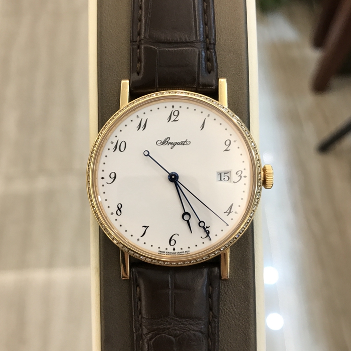 Breguet 宝玑 Classique 经典系列，5178BR。38毫米表径，18K玫瑰金原镶钻圈，大明火白色珐琅表盘搭配蓝钢宝玑针，3点位置日期显示，自动上弦机械机芯。专柜定价：218500元。 单表无附件。