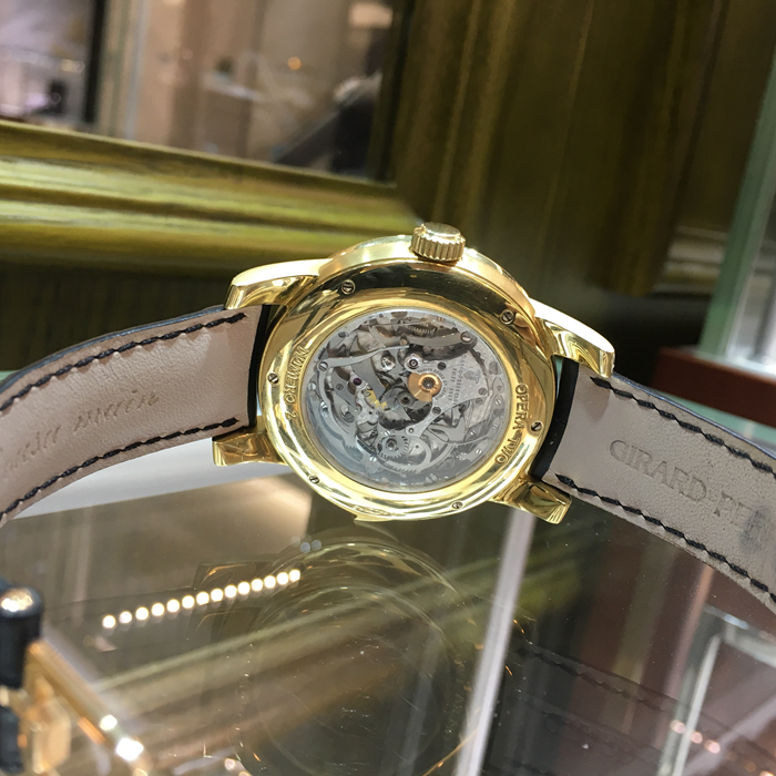 Girard-Perregaux 芝柏 男表系列，99741-52-831-BAEA。42毫米表径，18K玫瑰金表壳，白色面盘，三点位置日期显示，六点位置陀飞轮装置，十二点位置为月份显示，万年历、三问功能，手动上弦机械机芯，动力储备75小时。专柜定价：5463000元。 全套附件齐全。