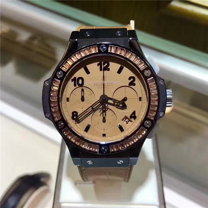 Hublot 宇舶 大爆炸系列，341.CA.5390.LR.1918，陶瓷外圈镶钻橙黄色盘面，橡胶表带，41毫米表径自动机械，