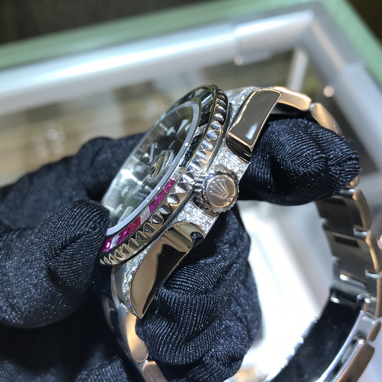 Rolex 劳力士 格林尼治型II系列，116759 SAru-78209。40毫米表径，18K白金原钻表壳，黑色表盘，中央时、分及秒针，24小时显示，3点位置为瞬跳日历，蚝式三排链节表带，自动上弦机械机芯。专柜定价：615200港币。 单表无附件。
