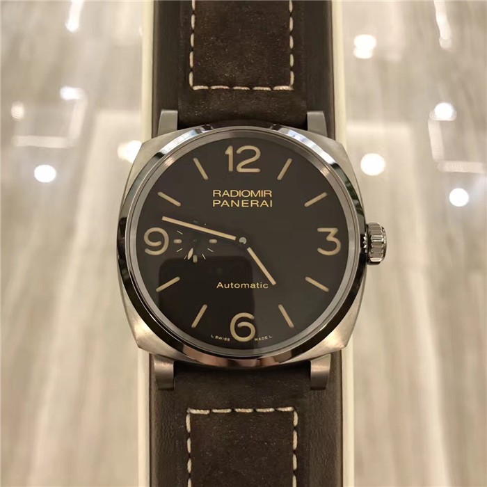 Panerai 沛纳海 RADIOMIR 1940系列，PAM00619。磨砂钛金属表壳，表径45毫米，附夜光阿拉伯数字及小时标示。9点钟位置设小秒针。刚玉制成蓝宝石水晶表镜。沛纳海自产 P.4000手动上链机械式机芯，两个发条盒，动力储备72小时（3日）。专柜定价：75500元。