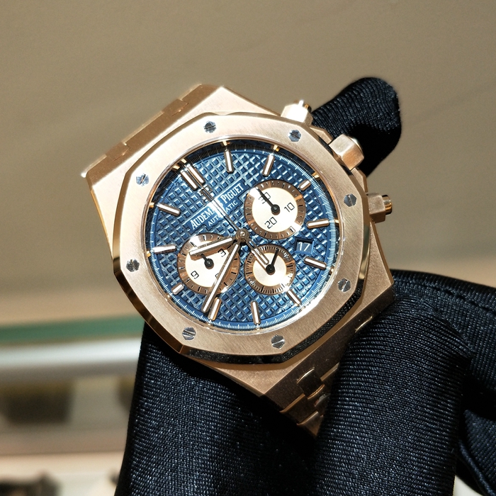 Audermars Piguet 爱彼 皇家橡树系列，26331OR.OO.1220OR.01。18K玫瑰金表壳，41毫米表径，蓝色表盘镌刻“Grande Tapisserie”大型格纹装饰，搭配玫瑰金色副表盘，玫瑰金材质荧光立体时标和皇家橡树指针。18K玫瑰金表带搭配AP字样折叠表扣。Calibre 2385计时自动上链机械机芯，动力储备40小时。专柜17年新款。 未使用品全套附件齐全。