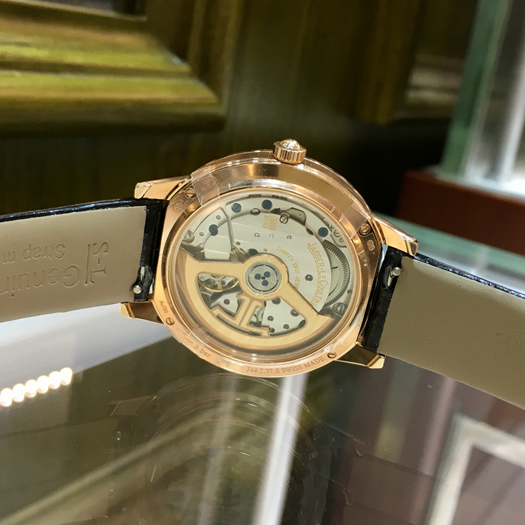 Jaeger-LeCoultre 积家 约会系列，3442420。34毫米表径，18K玫瑰金镶钻表壳，共镶嵌60颗钻石，银色扭索饰纹面盘，黑色移印数字，花形指针，表盘中心设有一个指示器，在晚间呈现月亮和星辰，在日间则呈现太阳图案。这款腕表按照天体运行的规律不断变换，仿佛上演一场极富诗意芭蕾舞。898A/1自动上弦机械机芯，动力储备38小时。专柜定价：164000元。 未使用品全套附件齐全。