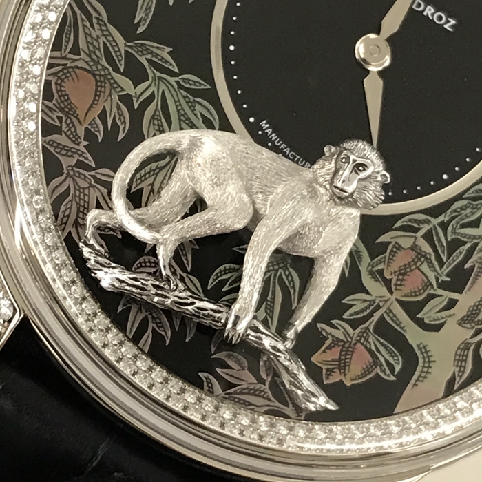 Jaquet Droz 雅克德罗 Ateliers d'art 艺术工坊系列 J005024280。41毫米表径，18K白金表壳，表盘内手工雕刻猕猴，彩绘黑贝母，18K金猴自动陀。蓝宝石水晶表镜。自动上弦机械机芯，动力储备68小时。全球限量88支。专柜定价：664000元。 单表无附件。