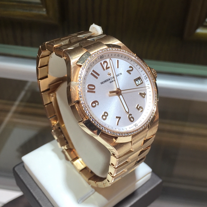 Vacheron Constantin 江诗丹顿 Overseas 纵横四海系列 47560/D10R-9672。36毫米表径，18K玫瑰金表壳，银白色表盘，蓝宝石水晶镜面，三点位置视窗式日期显示。自动上弦机械机芯。动力储备40小时。 单表无附件。