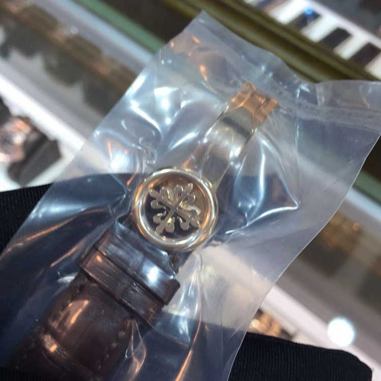 PATEK PHILIPPE 百达翡丽 复杂功能时计系列，5146R。39毫米表径，18K玫瑰金表壳，米黄色面盘，金质立体时标和字块，中心大秒针。年历功能，指针式星期和月份显示、动力储存显示，视窗式日期显示、月相显示。Cal.324 S IRM QA LU自动上弦机械机芯，动力储备45小时，专柜定价：303000元。 未使用品全套附件齐全。