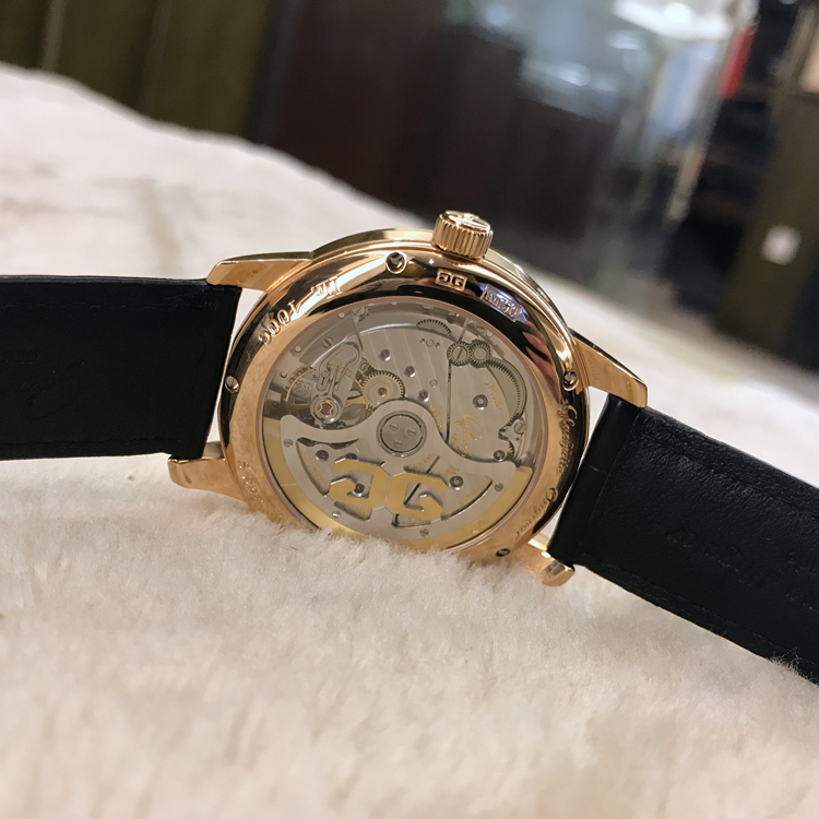 Glashutte 格拉苏蒂原创  SENATOR 参议员系列，100-02-25-05-05。42毫米表径，18K玫瑰金表壳，黑色面盘，罗马数字时标，2点位置为月份显示，4点位置为日期显示，月相与星期显示分别位于8点和10点位置，Cal.100-02自动上弦机械机芯，动力储备55小时，专柜定价：293500元。 单表无附件。