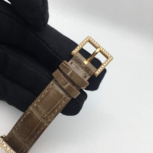 PATEK PHILIPPE 百达翡丽GONDOLO系列 7099R-001 18k玫瑰金腕表。29.6x38.9毫米表径，表壳18k玫瑰金镶钻，表壳镶嵌480颗钻石3.31克拉，?手工雕饰纹金质表盘，镶钻 367 颗（~0.56 克拉），搭配凸圆形金质时标表盘，?表扣18k玫瑰金镶钻-镶有26颗钻石（0.15克拉）?。  单表无附件。