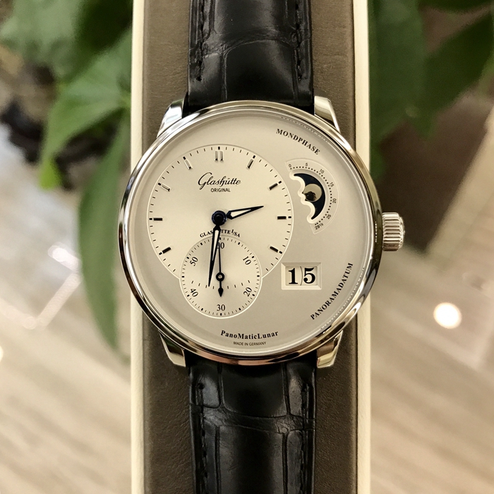 Glashutte 格拉苏蒂原创  Senator Diary 艺术与工艺系列，1-90-02-42-32-05。40毫米表径，精钢表壳。镀银面盘，经典偏心表盘小三针，视窗式大日期显示、月相显示。自动上弦机械机芯，动力储备42小时。专柜定价：101500元。 未使用品全套附件齐全。