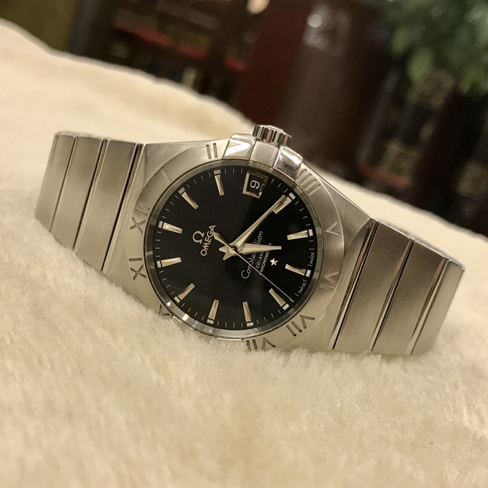 Omega 欧米茄 星座系列，123.10.38.21.01.001。38毫米表径，精钢表壳，黑色面盘，三点位置日期显示。自动上弦机械机芯，动力储备60小时。专柜定价：44400元。 单表无附件。