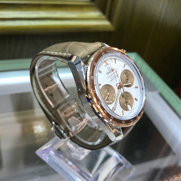 Omega 欧米茄 超霸系列，卡布奇诺 324.23.38.50.02.002。欧米茄专利Sedna 18k玫瑰金/精钢表壳，38毫米表径，自动机械女表，带计时，日期显示功能。专柜定价：46100元。 未使用品单表附保卡。