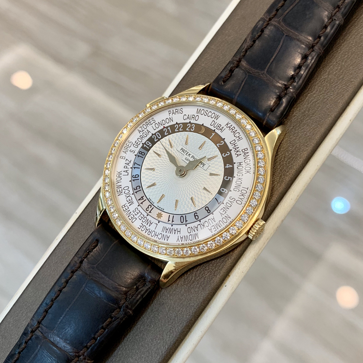 PATEK PHILIPPE 百达翡丽 复杂功能时计系列，7130R-011。36毫米表径，18K玫瑰金表壳，表圈镶嵌 62 颗钻石（~0.82 克拉），象牙白莹彩，手工雕饰纹处理面盘，金质立体时标，24个时区的24小时与昼/夜显示，240 HU自动上弦机械机芯，动力储备48小时，专柜定价：373500元。 单表无附件。