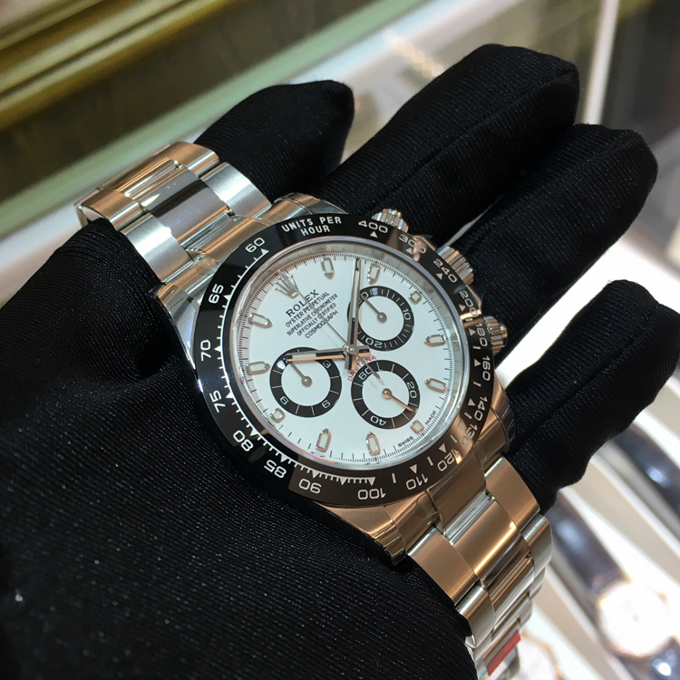 Rolex 劳力士 宇宙计型迪通拿系列，116500LN-78590。40毫米表径，精钢表壳，白色面盘，中央时、分及秒针；小秒针设于6点位置；通过中央指针使定时器精准至1/8秒，30分钟和12小时计时盘分别设于3点和9点位置；秒针暂停功能以准确调校时间，黑色Cerachrom陶质实心外圈连计速刻度，自产4130自动上弦机械机芯，动力储备72小时，专柜定价：95000元。 未使用品全套附件齐全。