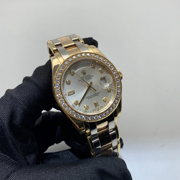 Rolex 劳力士 星期日历型系列，18948-72748TRIDOR-8R2B。39毫米表径，18K黄金/18K玫瑰金/18k白金原钻表壳，银白色面盘，钻石时标，中央时、分及秒针；快调瞬跳星期日历；3点位置为防反光凸透式放大日历窗，12点位置为星期显示，自动上弦机械机芯。 单表无附件。