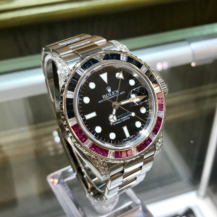 Rolex 劳力士 格林尼治型II系列，116759 SAru-78209。40毫米表径，18K白金原钻表壳，黑色表盘，中央时、分及秒针，24小时显示，3点位置为瞬跳日历，蚝式三排链节表带，自动上弦机械机芯。专柜定价：615200港币。 单表无附件。