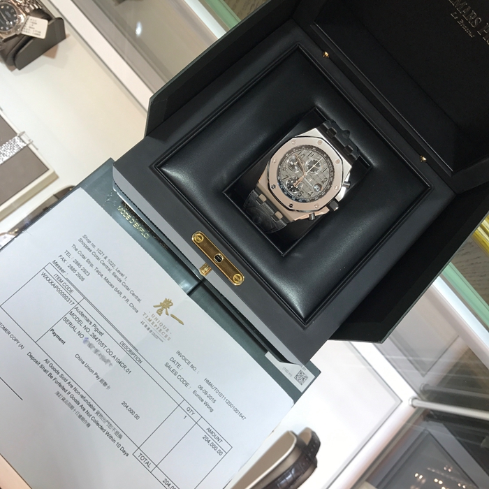 Audermars Piguet 爱彼 皇家橡树离岸型系列，26470ST.OO.A104CR.01。42毫米表径，精钢表壳搭配经反炫光处理的蓝宝石水晶玻璃镜面和底盖及黑色陶瓷旋入式表冠和按钮，深灰色表盘镌刻“Méga Tapisserie”超大格纹装饰，搭配黑色计时器、黑色荧光阿拉伯数字、白金荧光皇家橡树指针及黑色内表圈。自动上弦机械机芯，动力储备50小时。专柜定价：195000元。 全套附件齐全。