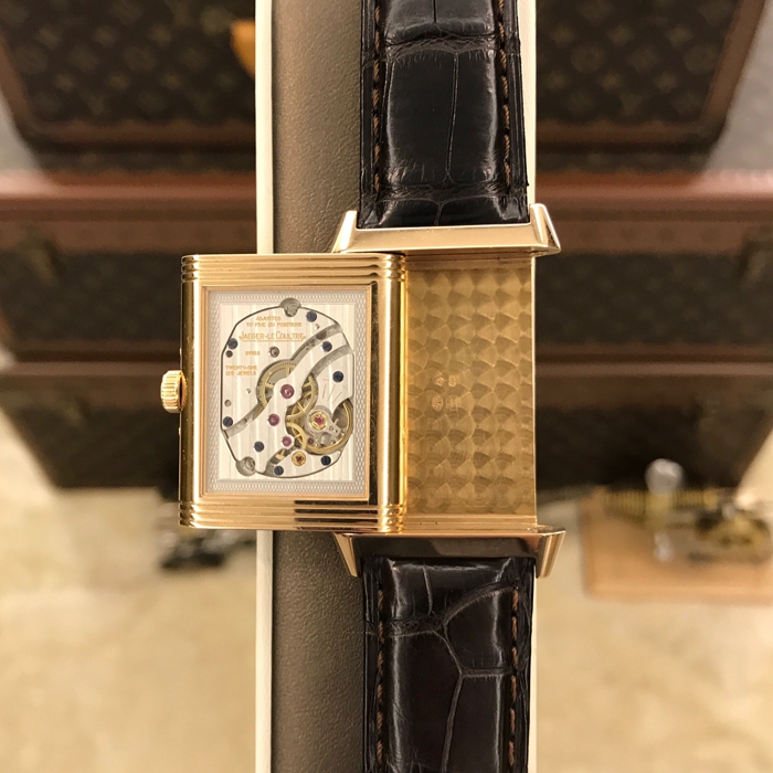 Jaeger-LeCoultre 积家 Reservo 翻转腕表系列，Q3752520。48.5x29.5毫米表径，18k玫瑰金表壳，银色面盘， 黑色移印数字，6点位置分别为指针式日期显示和月相显示，12点位置为星期和月份显示，手动上弦机械机芯，动力储备45小时。专柜定价：151000元。 单表无附件。