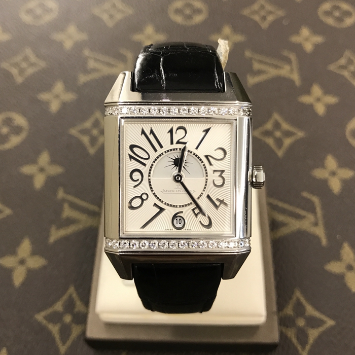 Jaeger-LeCoultre 积家 Reservo 翻转腕表系列，Q7058420。42x28.8毫米表径，精钢表壳镶嵌36颗钻石，约0.58克拉，银色正面表盘，扭索形及阳光形饰纹，6点位置日期显示，黑色背面表盘，配备外露摆陀。自动上弦机械机芯，动力储备42小时。 单表无附件。