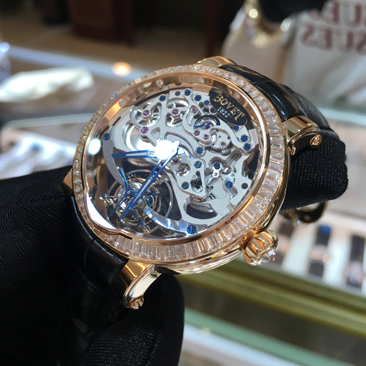 Bovet 播威 Dimier系列，ETRO-41RG-DBO-M1。41毫米表径，表壳由18K玫瑰金打造表圈镶嵌豪华T方钻，机芯采用工艺非常精致的手工雕花镂空陀飞轮，巧夺天工，极富美感。 未使用品单表无附件。