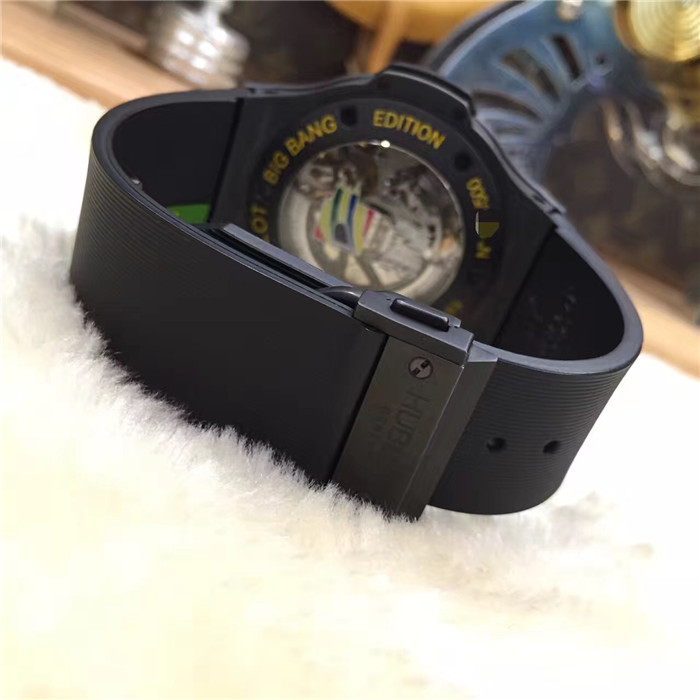Hublot 宇舶 Bigbang 大爆炸系列，315.CI.1129.RX.AES09。F1赛车手塞纳纪念限量款。黑陶瓷表壳，44毫米表径，自动上弦机械机芯，带计时，1/4秒指针。专柜定价：231200元。宇舶自产自动机械千秒计时机芯，这款是为了纪念巴西著名赛车手艾尔顿·塞纳（Ayrton Senna, 1960年3月21日─1994年5月1日）曾经于1988年、1990年、1991年三度夺取F1世界冠军。不幸的是塞纳于1994年圣玛利诺站一场事故中不幸身亡！塞纳是赛车历史上最受欢迎的车手，相当受到车迷的爱戴，更被誉为F1史上最伟大的车手之一。