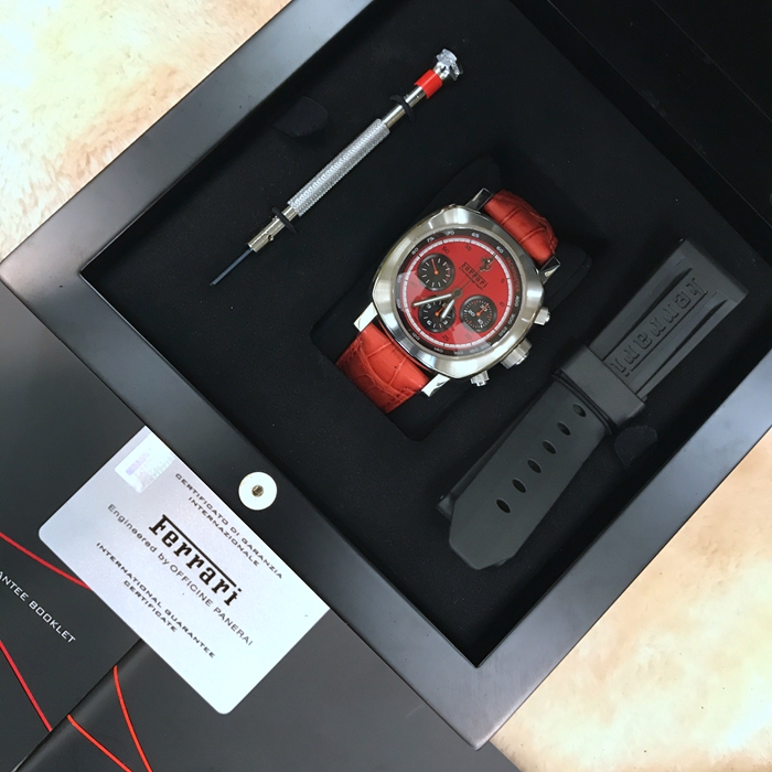 Panerai 沛纳海 FER 00013。45毫米表径，精钢表壳，法拉利红色面盘，12点位置法拉利立马标志，阿拉伯刻度，自动上弦机械机芯，动力储备46小时。限量800只，专柜定价：72400元。 全套附件齐全。