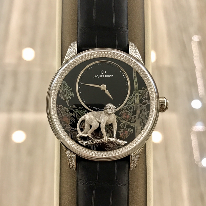 Jaquet Droz 雅克德罗 Ateliers d'art 艺术工坊系列 J005024280。41毫米表径，18K白金表壳，表盘内手工雕刻猕猴，彩绘黑贝母，18K金猴自动陀。蓝宝石水晶表镜。自动上弦机械机芯，动力储备68小时。全球限量88支。专柜定价：664000元。 单表无附件。