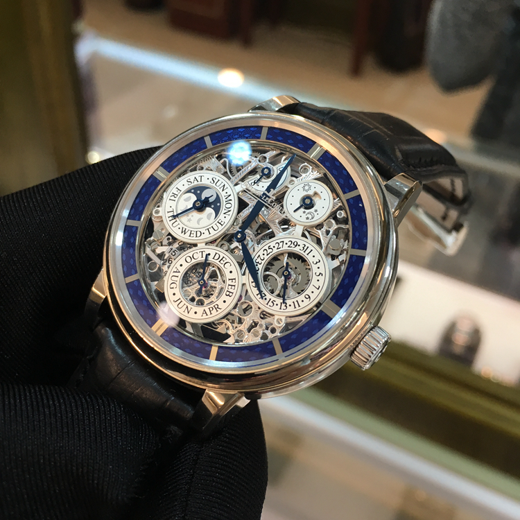 Jaeger-LeCoultre 积家 master 大师系列，50635SQ。42毫米表径，18K白金表壳，镂空珐琅面盘，指针式日期、月份、星期显示，月相显示、动力储备显示功能，Cal.876SQ手动上弦机械机芯，动力储备192小时，专柜定价：895000元。 单表无附件。