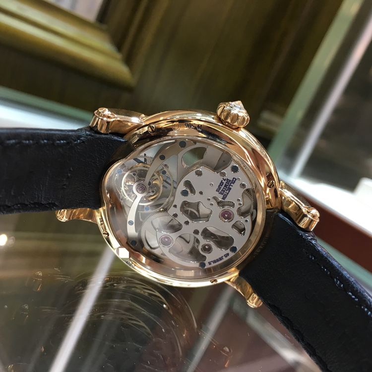 Bovet 播威 Dimier系列，ETRO-41RG-DBO-M1。41毫米表径，表壳由18K玫瑰金打造表圈镶嵌豪华T方钻，机芯采用工艺非常精致的手工雕花镂空陀飞轮，巧夺天工，极富美感。 未使用品单表无附件。