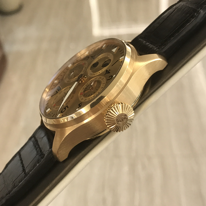IWC 万国 飞行员系列， IW502639，新款金面万年历。44毫米表径，18K玫瑰金表壳，7日链动力储备显示。背透自动上弦机械机芯。 未使用品全套附件齐全。