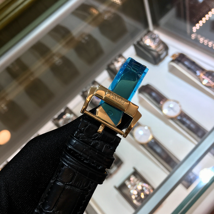 PIAGET 伯爵 BLACK -TIE系列，G0A34127。36毫米表径，18K玫瑰金表壳，银白色面盘，6点位置为动力储备显示，12点位置为陀飞轮装置，Cal.600P手动上弦机械机芯，动力储备44小时，专柜定价：1460000港币。 单表无附件。