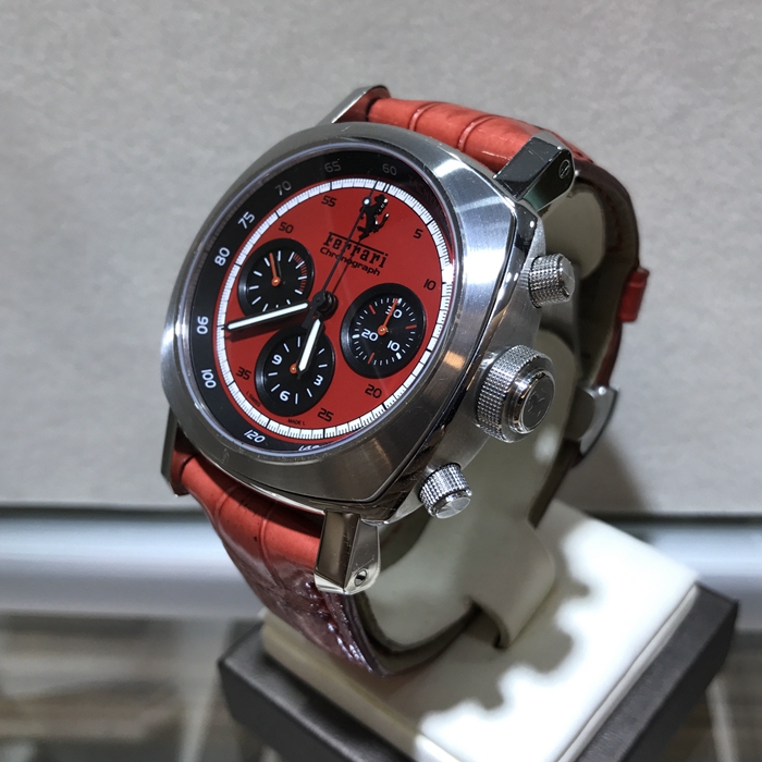 Panerai 沛纳海 FER 00013。45毫米表径，精钢表壳，法拉利红色面盘，12点位置法拉利立马标志，阿拉伯刻度，自动上弦机械机芯，动力储备46小时。限量800只，专柜定价：72400元。 全套附件齐全。