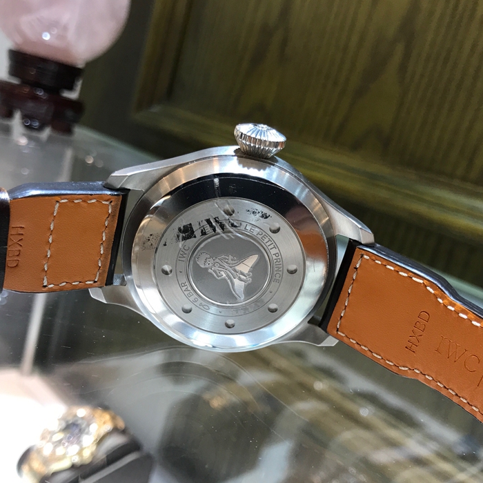  IWC 万国 飞行员系列，IW500916。小王子，圣爱修伯里纪念版，精钢夜蓝色放射面。“6点钟”位置设有日期显示窗口，“3点钟”位置设有动力储备显示窗口，46毫米表径。精钢表底镌刻身穿大衣、携带佩剑的小王子形象。自制51111型自动上弦机芯，动力储备168小时（7天）。专柜定价：103000元。 全套附件齐全。