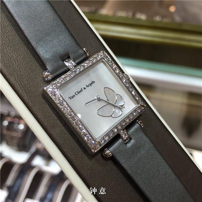 Van Cleef & Arpels 梵克雅宝，HH22907。25*25毫米表径，18K白金原镶钻圈，贝母面盘蝴蝶图案，石英机芯，白金满钻针扣，绢丝表带。 单表无附件。