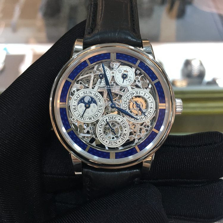 Jaeger-LeCoultre 积家 master 大师系列，50635SQ。42毫米表径，18K白金表壳，镂空珐琅面盘，指针式日期、月份、星期显示，月相显示、动力储备显示功能，Cal.876SQ手动上弦机械机芯，动力储备192小时，专柜定价：895000元。 单表无附件。