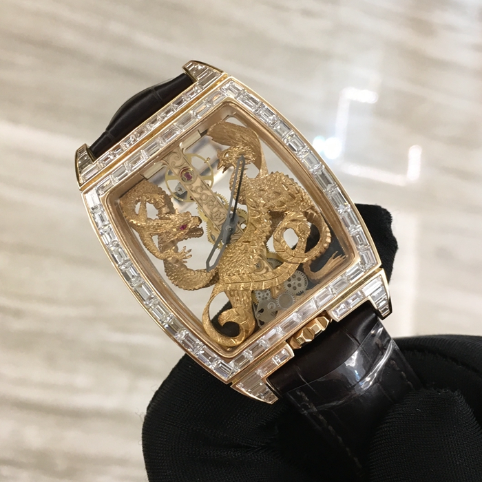 CORUM 昆仑 CORUM BRIDGE 昆仑桥系列，B113/02615。31x51毫米表径，18K玫瑰金表壳。全镂空酒桶型面盘，手动上弦机械机芯，动力储备40小时。 单表无附件。