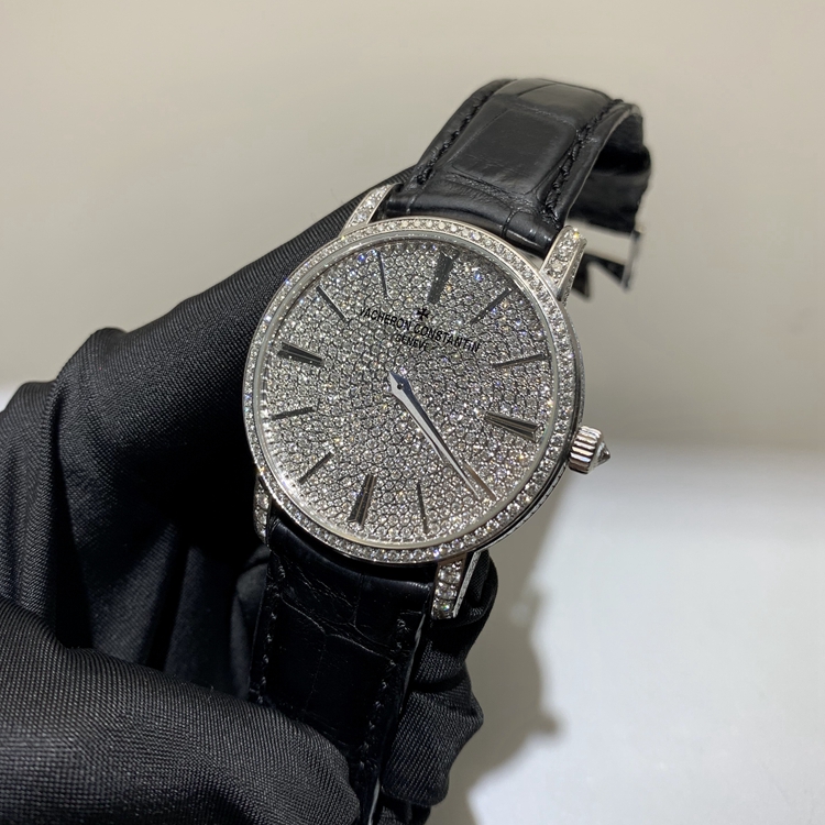 Vacheron Constantin 江诗丹顿 传承系列，82673/000G-9821。38毫米表径，18K白金原钻表壳，满天钻面盘，4400手动上弦机械机芯，动力储备65小时。专柜定价：476000元。 全套附件齐全。