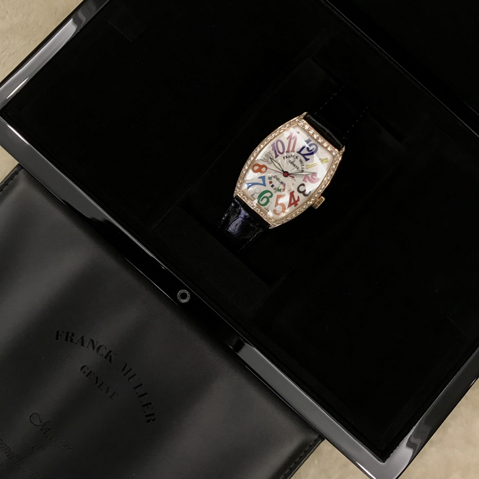 Franck Muller 法兰克穆勒 COLOR DREAMS 系列，5851 M SC COL DRM D 1R，45*32毫米表径，18K玫瑰金，原镶钻圈钻耳，彩字面盘，自动上弦机芯。专柜定价：286000港币。 全套附件齐全。