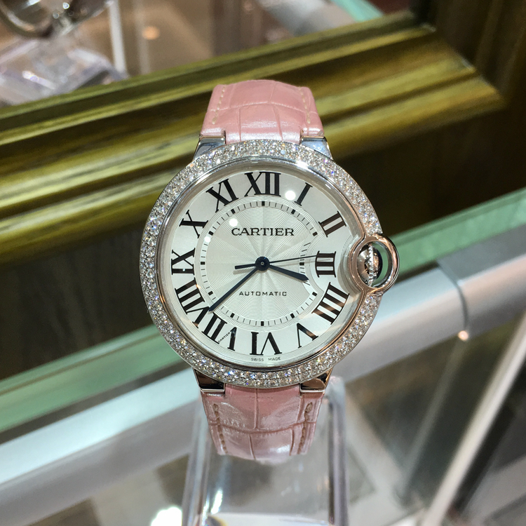 Cartier 卡地亚 Ballon Bleu 蓝气球系列，WE900651。36.6毫米表径，18K白金原钻表壳，镀银扭索雕纹面盘，罗马数字时标，Cal.076自动上弦机械机芯。专柜定价：276000元。 单表无附件。