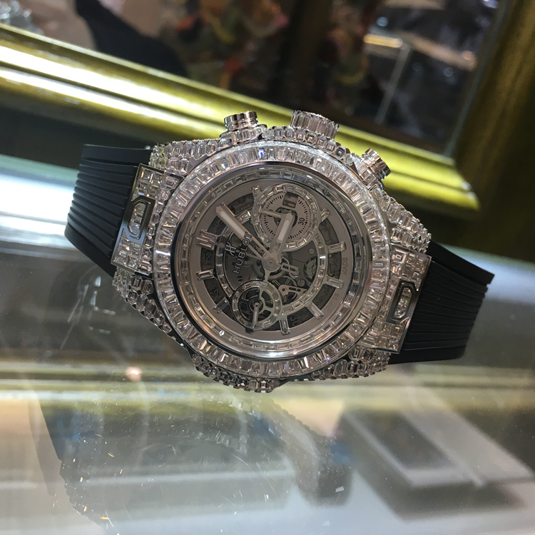 Hublot 宇舶 Bigbang 大爆炸系列，拳王梅威瑟同款，45毫米表径，18K白金顶级后镶T钻全满T钻，计时功能，自动上弦机械机芯，原钻参考价：140万美金。 单表无附件。