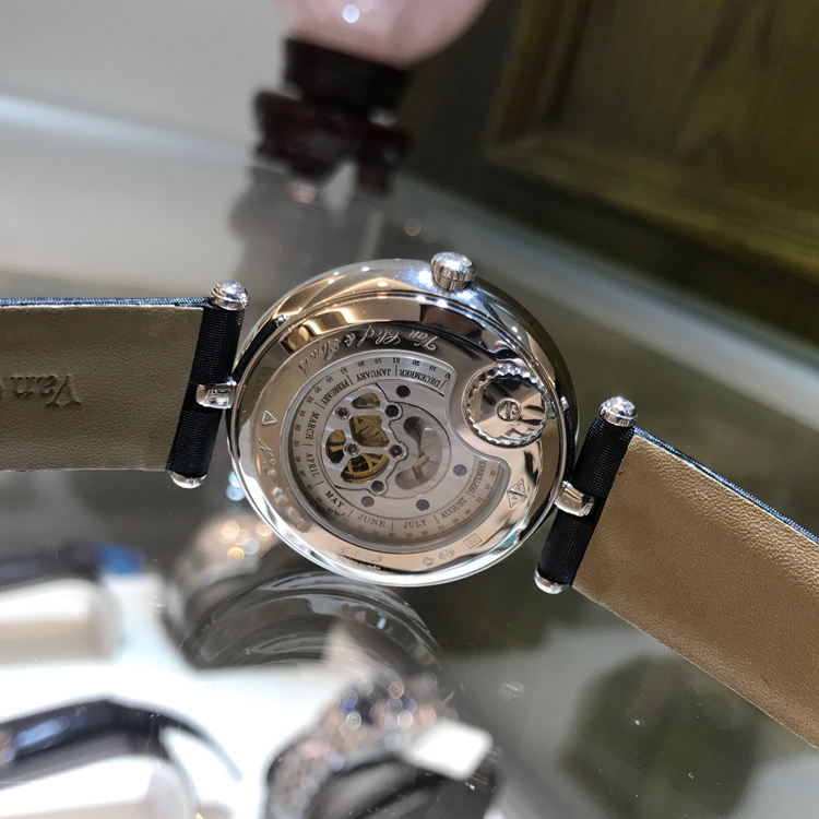 Van Cleef & Arpels 梵克雅宝，ARF16200。38毫米表径，18K白金钻石表圈，贝母/珐琅面盘，手动上弦机械机芯。 单表附保卡。